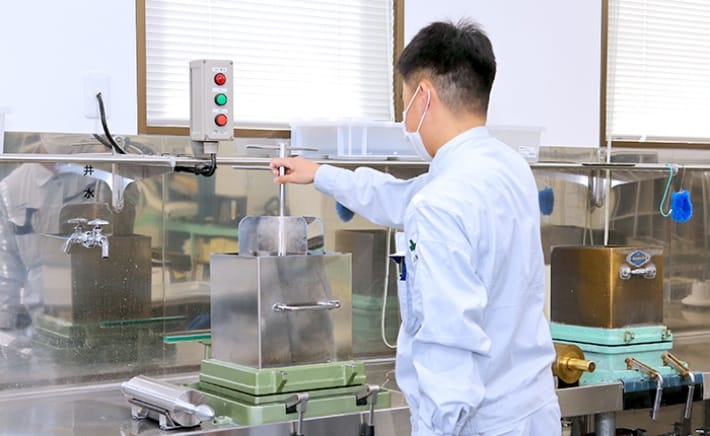 手動式シートマシンを操作する人