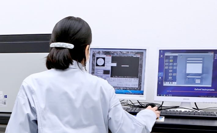 走査型顕微鏡-エネルギー分散型X線分析装置(SEM-EDS)を操作する人