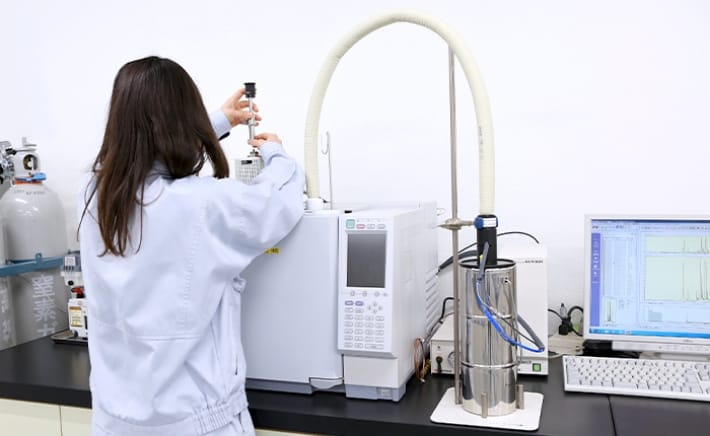 熱分解ガスクロマトグラフ-質量分析装置(Py-GC-MS)を操作する人